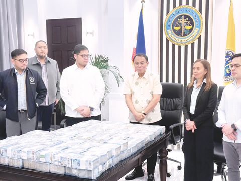 代司法部長弗雷德里克·維達週五表示，已被免職的武六干省第一區工程師亨利·亞干沓拉已向國庫署返還約1.1億披索贓款。