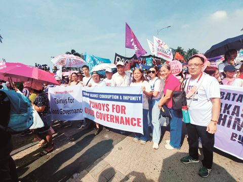 圖為昨日參加倫禮沓抗議政府貪腐集會的華裔示威者。(本報圖片)