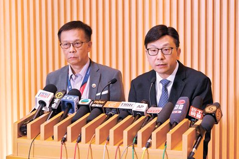 12月2日,就香港大埔宏福苑火災涉外傭死傷及支援情況,香港特區政府勞工及福利局局長孫玉菡與菲律濱移工部部長卡達克在當天下午見記者。現場公佈有10名外傭在火災遇難,3人受傷,30人失聯。(香港中通社)