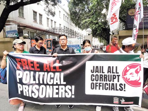 人權團體KARAPATAN和SELDA再次要求釋放政治犯,並要求將包括蒙蒙·馬科斯總統、莎拉·杜特地副總統及馬丁·羅麻禮斯眾議員在內的貪腐政客監禁。