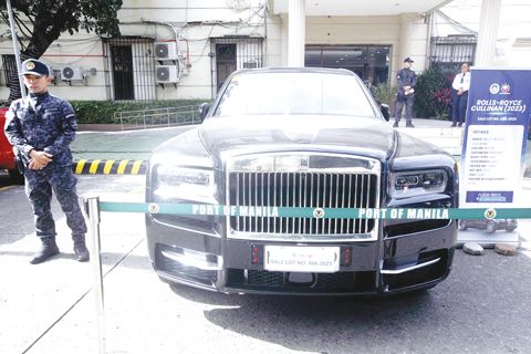 海關局於週五在馬尼拉港為從承包商夫婦帕西菲科與塞薩拉·迪斯卡亞處查獲的剩餘四輛機動車輛舉行第二場公開拍賣。政府從一輛豐田坦途（2022年）和一輛豐田紅杉（2023年）的拍賣中獲得九百四十萬披索，但勞斯萊斯庫里南（2023年）和賓利添越（2022年）則無人問津。