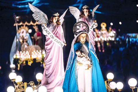 信眾簇擁著多尊聖母像,參與週日在馬尼拉王城區舉行的年度盛大聖母巡遊,以慶祝聖母無染原罪節。此節日為菲律濱最重要的宗教傳統之一。