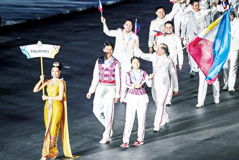 在2025年泰國東南亞運動會運動員入場儀式上，率領菲律濱代表團的是旗手亞歷克斯·埃阿拉與布萊恩·巴古納斯，並由持牌員——2019年萬國小姐暨2023年泰國環球小姐安東尼婭·波西爾德陪同。