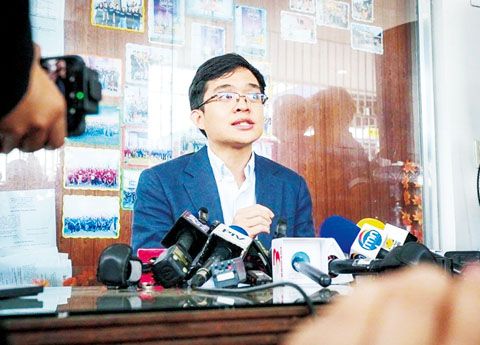 眾議員萊安德羅·黎未斯地(Leviste)于12月21日星期日透露，他掌握已故副部長瑪麗亞·卡塔利娜·卡布拉爾提供的文件，詳細記錄了在全國範圍內公共工程和公路部（DPWH）內部數十億比索預算「插入」的幕後推手。圖片為眾議員黎未斯地（描東岸省第一選區）于2025年8月26日星期一召開新聞發佈會，此前他已對試圖賄賂他的地區工程師提起刑事訴訟