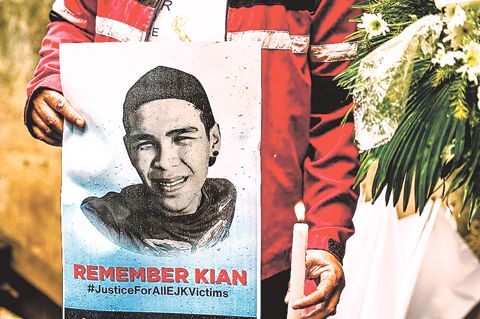 司法與人權倡導者與基安·洛伊·黎洛仙道斯的家人朋友，日前聚集在加洛干市第160描籠涯，於這位17歲學生在一次掃毒行動中被殺害的地點舉行祈禱守夜活動，紀念其逝世八週年。