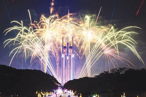 在一場八分鐘的煙火表演中，煙火點亮了計順紀念圓環上方的夜空，人群在計順市的跨年慶祝活動中迎接2026年的到來。