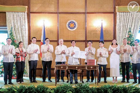 小馬科斯總統於1月5日簽署了總額6.793兆披索的2026年國家預算，但他否決了未編列項目撥款項下價值925億披索的項目。