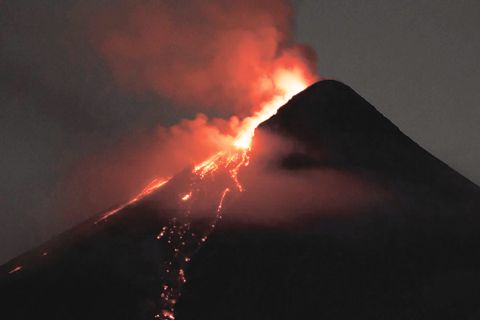 1月7日晚間6時35分至7時拍攝的影像顯示，馬容火山山頂出現火山口頂部輝光，這是來自新岩漿的超熱火山氣體照亮了火山口上方大氣所致；火山口內可見熾熱的熔岩穹丘，並有來自岩崩及短暫火山碎屑密度流在邦加溝沖刷出的新熾熱物質。