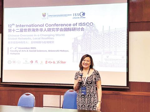 圖為亞典耀大學中國研究中心副教授楊真珍去年11月在馬來西亞吉隆坡舉行的世界海外華人研究學會年會上講話。(中新社)