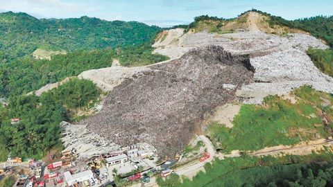 菲律濱中部一處垃圾掩埋場於8日發生崩塌,圖為坍塌事發現場。(美聯社)