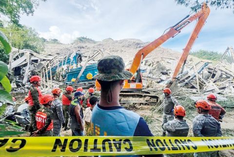 圖片顯示，2026年1月9日，宿務市比納利烏村的垃圾掩埋場發生山崩後，搜救隊正在搜尋受困人員。