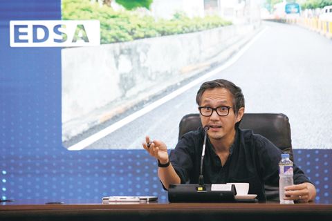 1月12日，公造部長文斯·迪順在記者會上公布被免職官員名單。名單包括四名地區主任、兩名地區副主任及兩名正在接受該部調查的區工程師。