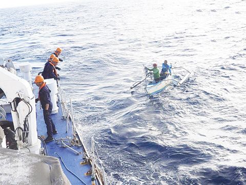 菲海警1月12日護衛並保護了一艘在西菲律濱海被中國船隻騷擾的菲律濱漁船。海警西菲律濱海發言人、傑伊·塔列拉表示，漁船「王子LJ號」在前往黃岩島以西漁場途中，遭遇一艘中國海軍艦艇及一艘中國海警船鳴笛並阻擋其航路。