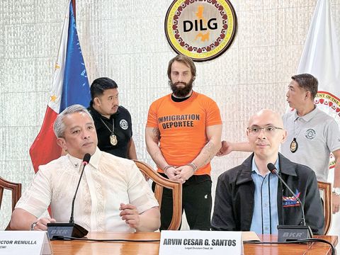 內政部長喬恩維克·黎慕惹（坐者中）於週四在計順市的一場新聞簡報會上宣布，俄羅斯影片部落客維塔利·茲多羅韋茨基（Vitaly