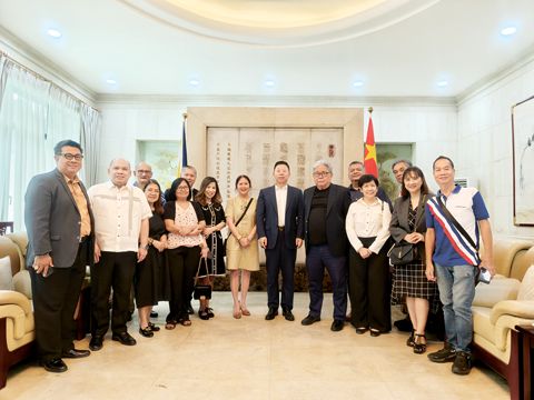 1月14日，中國駐菲律濱大使井泉會見《馬尼拉時報》首席執行官安娜·洪及記者、編輯、專欄作家等代表。