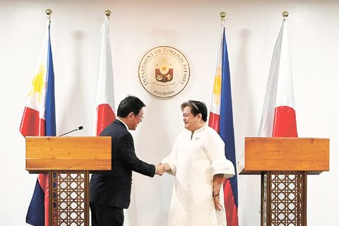 日本外務大臣茂木敏充（左）與菲律濱外交部長特蕾莎·拉扎羅於2026年1月15日星期四在馬尼拉握手。（美聯社）