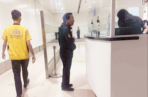 前公造部長曼努埃爾·博諾安昨日返國，被派到、、拍到在尼蕊·亞謹諾國際機場的移民局關口。