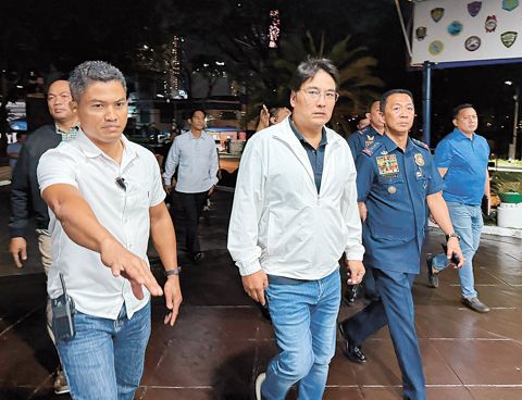 圖為前參議員黎未惹昨晚前往菲國警總部投案。