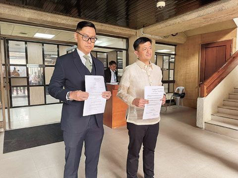 1月19日，安德烈·德赫蘇斯律師（左）與菲人之心黨團眾議員傑尼·傑特·尼賽（右）在眾議院內，手持前者針對總統小馬科斯提出的彈劾控告文件。尼賽為該控告案背書。