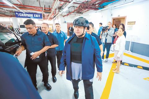 1月21日,前公造部武六干省地區工程師亨利·亞干沓拉身穿防彈背心,由證人保護計畫人員護送至參議院警衛官辦公室,以移交司法部羈押。