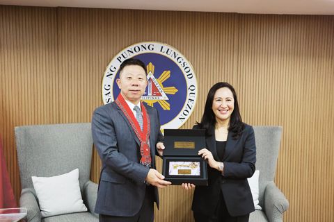 1月21日，井泉大使赴計順市政廳會見計順市市長貝蒙地。（中國大使館供圖）