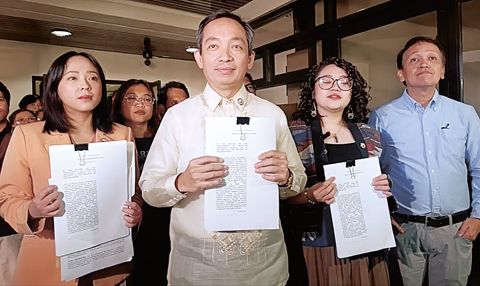 由左派核心人物提交並由三人組成的愛國政團背書的彈劾請願書，指控小馬科斯背叛公眾信任。