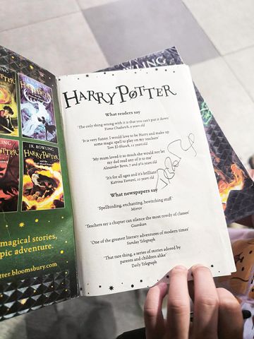 為英國作家羅琳在菲粉絲的哈利波特書上留下的簽名。（網上圖片）