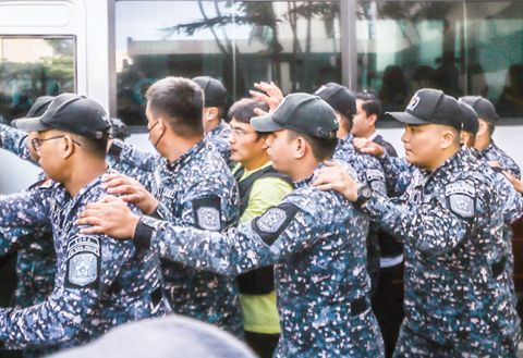 前參議員蒙·黎未惹週五被押送至計順市的廉政法庭。由於尚有未決的動議，該反腐法院已重新安排了他及其他六名共同被告關於武六干省涉嫌異常的9280萬披索防洪工程案的提審與預審日期。