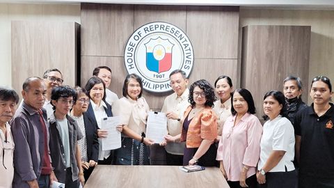 由愛國政團提交針對小馬科斯總統的彈劾案，已於1月26日由眾議院秘書長正式接收。