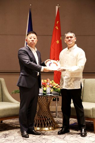 井泉大使昨日會見納卯市市長描斯特．杜特地。