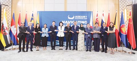 1月30日，中國和東盟國家在宿務舉行落實《南海各方行為宣言》第25次高官會。中國外交部邊海司司長侯艷琪與馬來西亞外交部秘書長阿姆蘭共同主持會議，東盟各國高官及代表出席。