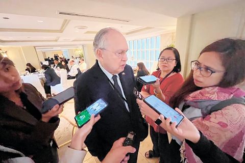 圖為菲律濱駐華盛頓大使扶西·曼努埃爾·羅麻禮斯2月10日在菲律濱馬尼拉回答記者提問。（美聯社）