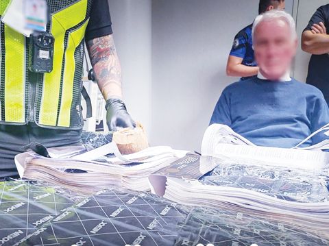 尼蕊·亞謹諾國際機場的海關局查獲藏匿於兩本聖經內的違禁品，並逮捕一名德國人。