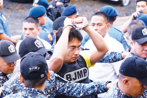 前演員兼參議員小南文·蒙·黎未惹2月16日抵達計順市的反貪污法院，就涉及武六干省9280萬披索防洪工程弊案的貪污及侵吞公款指控進行提審。