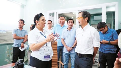 公造部長文斯·迪順週二與那牙市長麗妮·羅貝禮道會面，討論了該市優先基礎設施項目的實施情況，包括安裝人行道和自行車道的計畫。