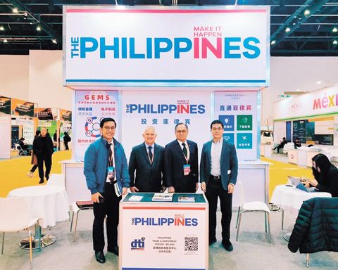 菲駐中國大使吉米（右二）出席3月13日至16日於北京舉行的2026年中國國際新能源汽車技術、零部件及服務展覽會的菲律濱展位上。（菲駐華使館供圖）