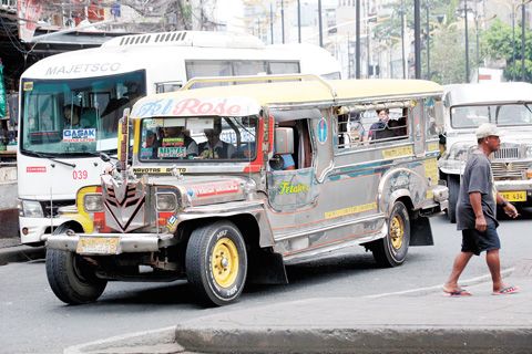 傳統與現代集尼車於3月18日沿著馬尼拉的勒道大道行駛其路線。總統小馬科斯已指示交通部暫停原定於週四實施的公共交通工具已批准的運費調漲。