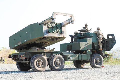 4月16日，菲美軍人在丹轆省勞烏爾鎮卡南通舉行的SALAKNIB