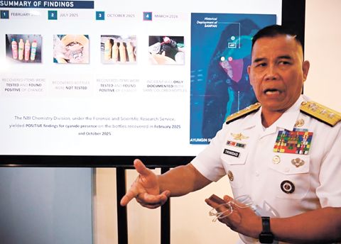 菲律濱海軍南海事務發言人特里尼達13日說明在南海仁愛礁海域查獲疑似裝有氰化物的黃色瓶子。(法新社)