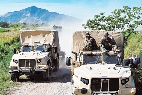 4月28日，美國和菲律濱部隊在三描禮士省聖安東尼奧的利奧維吉爾多·甘蒂奧基海軍基地參加「肩並肩」演習，這是美國與菲律濱之間的年度聯合軍事演習。（路透社）