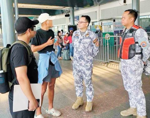 菲律濱海岸警衛隊中未獅耶南部地區司令克里斯托弗·奧羅準將正在與一名被攔下的據稱無證件的中國人談話。該名中國人4月28日試圖在西黑人省E.B.馬加洛納曼塔安甘描籠涯的一個海港登上前往怡朗省阿胡伊的船隻時被攔下。
