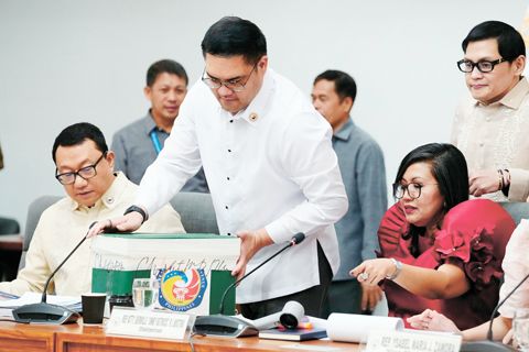 眾議院副議長保羅·奧地牙五世在週三的眾議院司法委員會聽證會上，將一個裝有副總統莎拉·杜特地及其丈夫曼斯·加彪律師所得稅申報表的綠色箱子放在桌上。一同在場的還有委員會主席熱維爾·路易斯特羅眾議員和馬尼拉眾議員蔡促依。該委員會最終以38票對6票反對打開箱子。