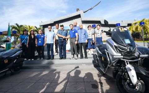 馬尼拉市長弗朗西斯科·伊斯戈·莫仁諾·多馬戈索昨日在馬尼拉的加智本南憲章紀念碑接受了菲律濱中正學院捐贈的20輛新摩托車。這些摩托車將分配給馬尼拉警區的各警察局，用于在馬尼拉市進行警察行動和巡邏。