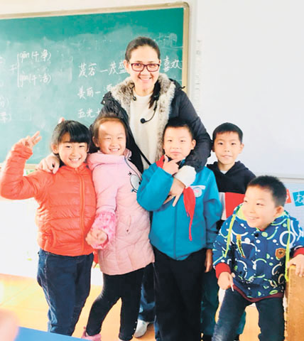 圖為瑪麗安與學生。（中新社發，受訪者供圖）