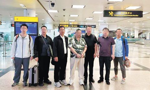 中菲兩國執法部門近日合作抓獲並遣返一名涉嫌組織跨境賭博的中國籍犯罪嫌疑人。(中國大使館供圖)