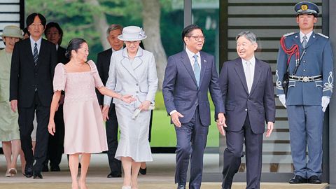 5月26日至29日,小馬科斯總統及夫人作為國賓訪問日本,受到日皇夫婦的歡迎。(路透社)