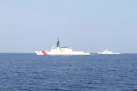 從「安頓紐·倫那號」上可以看到，美國海岸警衛隊「米吉特號」後面緊跟著菲律濱海岸警衛隊的「梅楚拉·亞謹諾號」，在黃岩島附近海域進行艦隊機動演練。