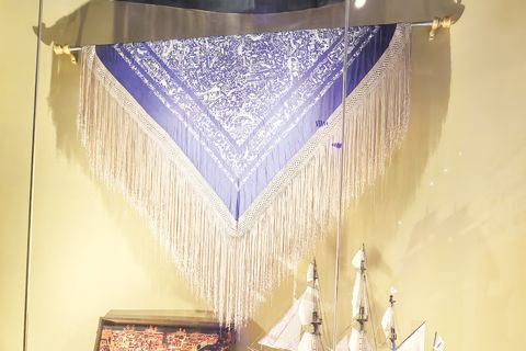 圖為5月27日，中新社採訪團探訪菲華歷史博物館時所看到館內展示的「馬尼拉披肩」。