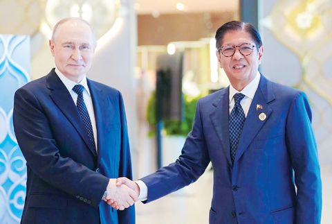 6月17日，小馬科斯總統（右）在俄羅斯喀山出席俄羅斯總統普京為參加東盟-俄羅斯紀念峰會（標誌著東盟-俄羅斯關係35週年）的代表團團長舉行的國宴。兩位領導人還舉行了雙邊會晤，克里姆林宮在會晤中稱菲律濱是亞太地區的重要合作夥伴和受尊敬的東盟成員國。