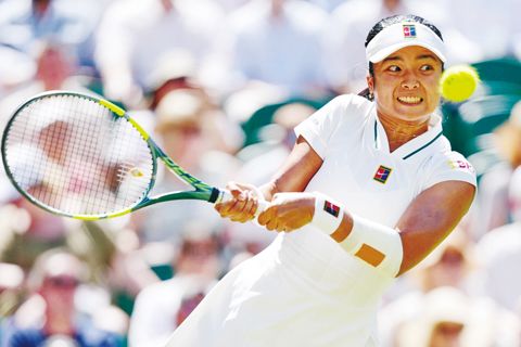 菲律濱選手亞歷克斯·埃亞拉7月6日在倫敦溫布頓網球錦標賽的女子單打第四輪比賽中，回擊意大利選手雅斯敏·保利尼的來球。（美聯社）